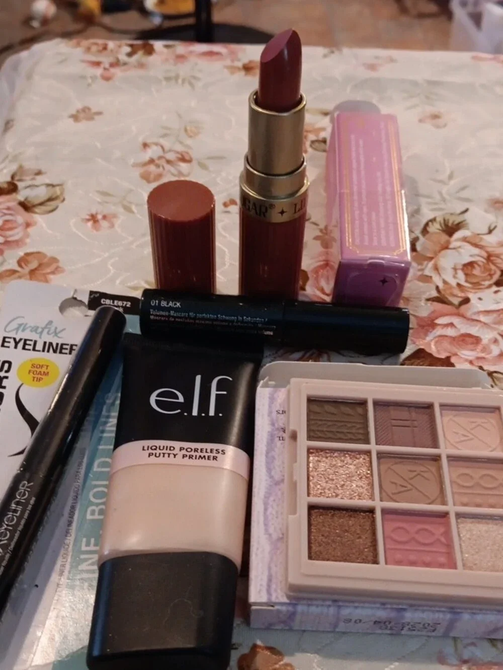 e.l.f. Eyeshadow Palette & Primer Duo with Pink and Cream Tones